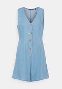 Jasnoniebieska dżinsowa sukienka bez rękawów z głębokim dekoltem w kształcie V, z metalowymi guzikami po froncie i rozkloszowanym dołem. Płaska tekstura materiału.