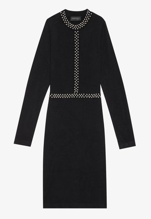 Fekete kötött ruha hosszú ujjal, kerek nyakkivágással, elülső középen gyöngyszerű díszítéssel. Testhez simuló fazon, egyenes szegéllyel.