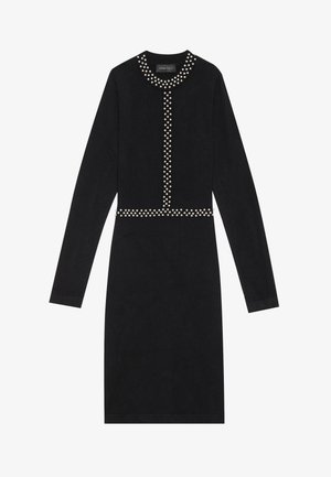 Czarna dzianinowa sukienka z długimi rękawami, okrągłym dekoltem i centralnym zdobieniem w postaci perłowych akcentów. Dopasowany fason z prostym dołem.