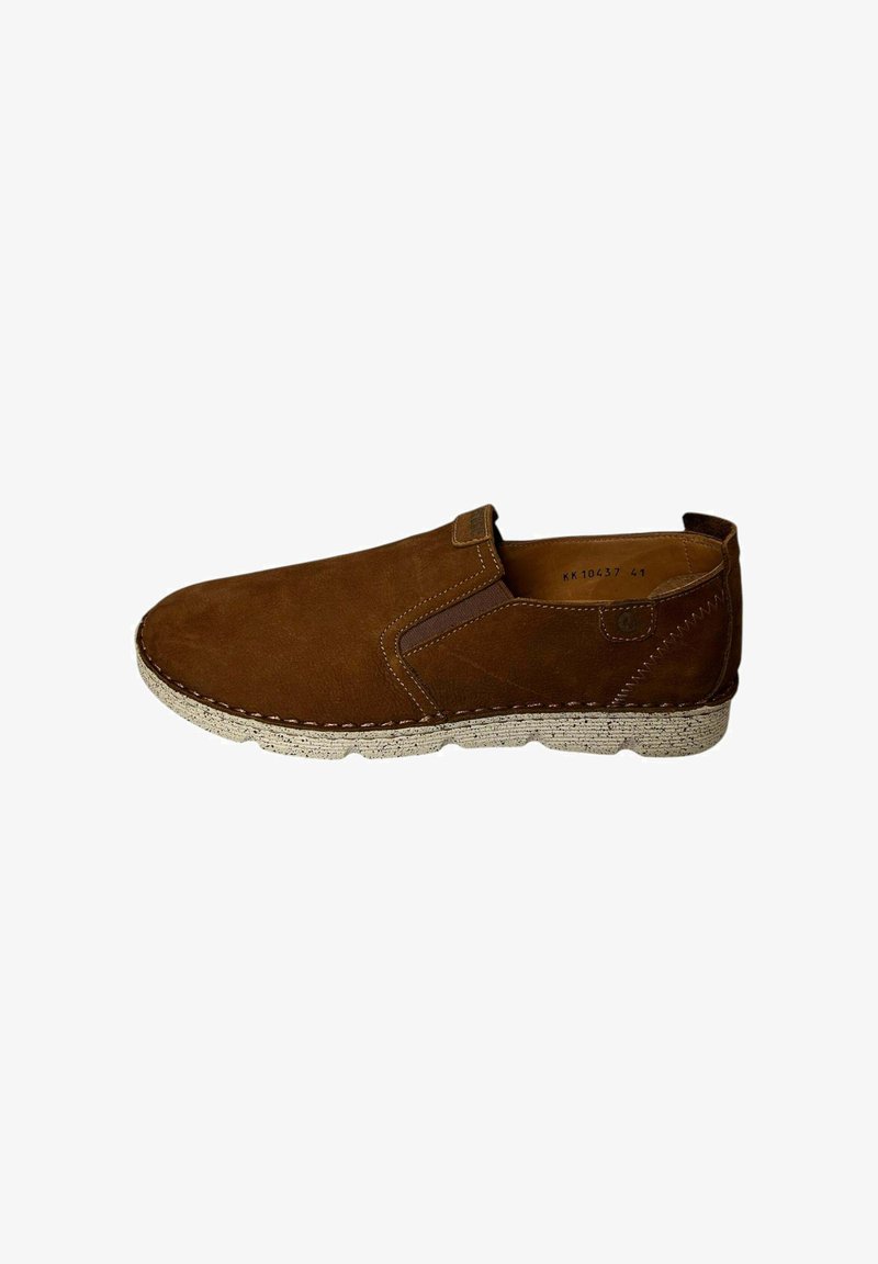 Zapato marrón de ante tipo slip-on con suela de goma, que presenta un acabado texturizado, detalles cosidos y un diseño de perfil bajo.