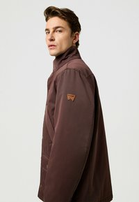 Wrangler INSULATED FIELD FOR REGULAR FIT . - Chaqueta fina - bracken