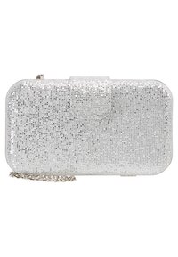 Sac à main en argent de forme rectangulaire, recouvert de petites paillettes, avec une fermeture à fermoir et une chaîne strap optionnelle.