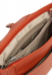 Borsa in pelle di un vivace arancione, con chiusura a zip e molteplici scomparti, foderata in beige e con tasche interne per una migliore organizzazione.