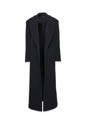 Czarny długi płaszcz o zwisającym kroju, z otwartym przodem, bez guzików, wykonany z fakturowanej tkaniny, z szerokimi rękawami i minimalstycznym stylem.