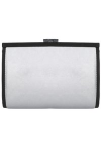 Pochette argentée à texture lisse, bordure noire, forme rectangulaire, et fermeture à fermoir en haut.