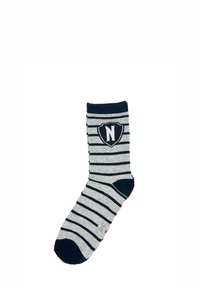 Calcetines rayados de algodón en gris y azul marino. Presentan un escudo azul marino con un logo 'N' blanco. Puño acanalado y talón y puntera reforzados.