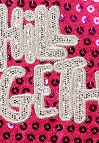 Tela de lentejuelas rosa con el texto bordado "CHILL TOGETHER" en plata, con lentejuelas brillantes que realzan la textura del fondo.