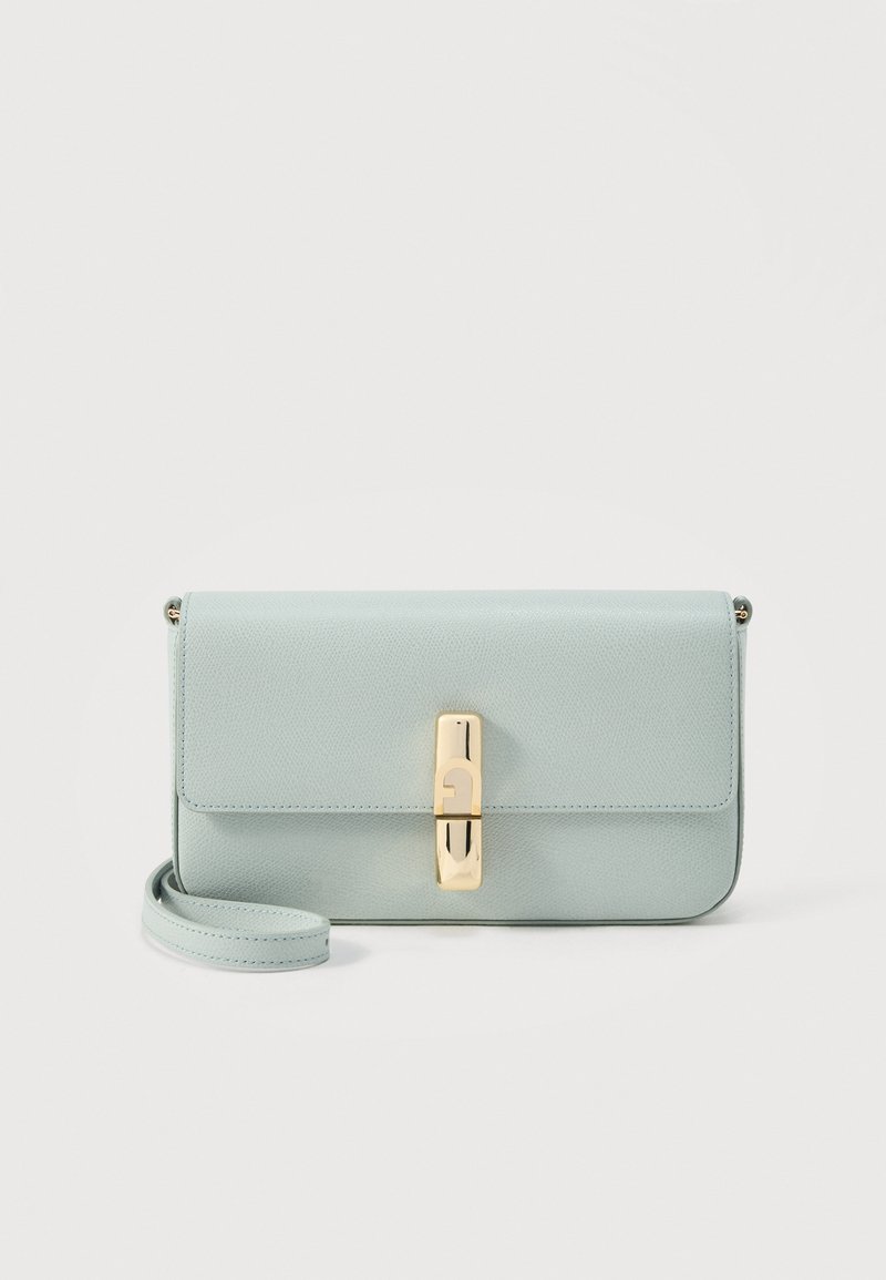 Φωτεινό μπλε δερμάτινο τσαντάκι clutch με ορθογώνιο κούμπωμα σε χρυσό τόνο και αποσπώμενο λουράκι καρπού σε λευκό φόντο.
