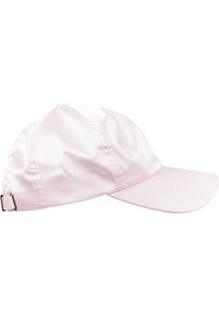 Gorra de satén rosa con visera curva, que cuenta con una correa ajustable en la parte trasera y una textura suave. Las costuras cosidas crean un acabado ordenado.