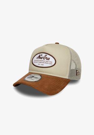 Gorra ajustable con parte delantera crema y visera de ante marrón. Cuenta con una parte trasera de malla, logo bordado en el frontal y diseño de visera plana.