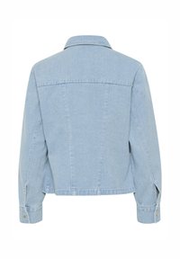 Giubbotto di jeans azzurro chiaro con collo a camicia, spalle abbassate e dettagli con polsini bottonati. La parte posteriore presenta un design a cucitura strutturata.