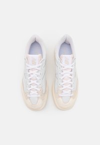 Vita och mjuka beige sneakers med läderöverdel, nätinslag, platta snören och en vadderad sula med rundad tådesign.