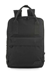 Mochila negra de material textil, de forma rectangular, con correas ajustables acolchadas, bolsillo frontal con cremallera y un logotipo en la esquina inferior derecha.