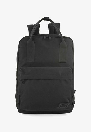 Mochila negra de material textil, de forma rectangular, con correas ajustables acolchadas, bolsillo frontal con cremallera y un logotipo en la esquina inferior derecha.