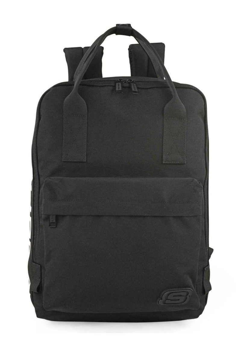 Mochila negra de material textil, de forma rectangular, con correas ajustables acolchadas, bolsillo frontal con cremallera y un logotipo en la esquina inferior derecha.