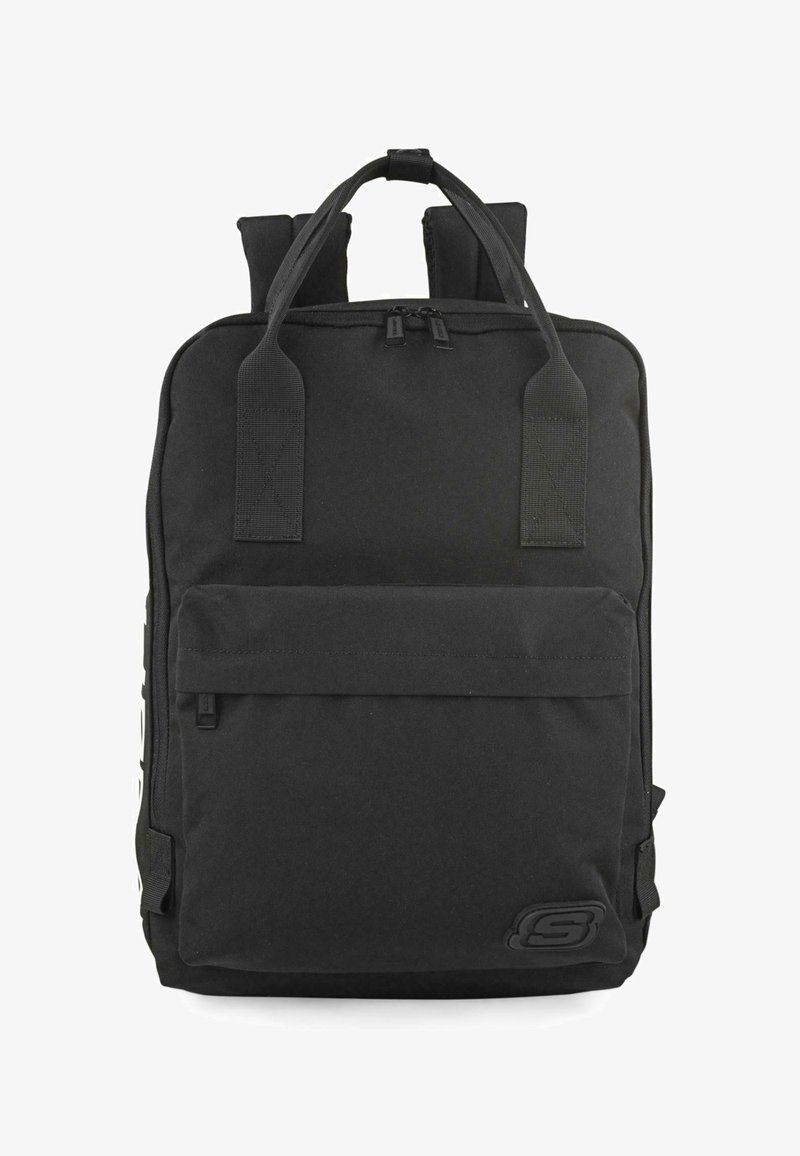 Mochila negra de material textil, de forma rectangular, con correas ajustables acolchadas, bolsillo frontal con cremallera y un logotipo en la esquina inferior derecha.