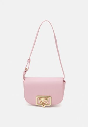 Rosa läder crossbody-väska med ett lås i guldton. Har en slät yta, böjd form och justerbar rem.