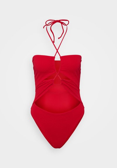 Roter einteiliger Badeanzug aus strukturiertem Stoff, trägerloses Design, Ausschnittdetails an den Seiten und dünne Halterbindungen.