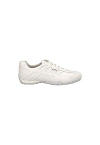 Weißer Leder-Sportschuh mit niedrigem Profil, der eine strukturierte Oberseite und kontrastierende diagonale Streifen aufweist. Leichte Sohle für Flexibilität.