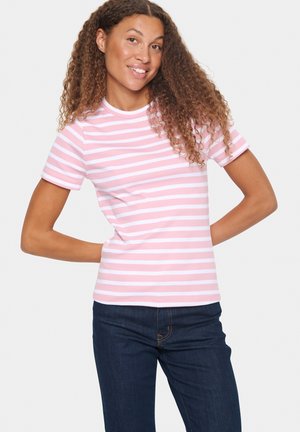 T-shirt à rayures rose et blanche à manches courtes avec un col rond, en tissu côtelé, associé à un jean en denim foncé.