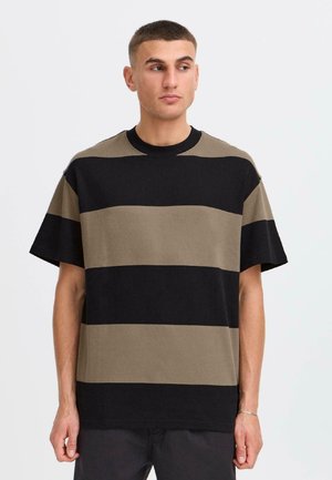 Gestreiftes T-Shirt in Olivgrün und Schwarz aus Baumwolle, mit kurzen Ärmeln, rundem Ausschnitt und lockerem Schnitt.