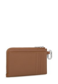 Cartera de cuero marrón con cierre de cremallera, ranuras para tarjetas y herrajes plateados. Textura suave con detalles de costura sutiles en el frente.