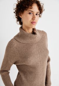 ONLY ONLKATIA SADDLE ROLL NECK - Maglione - malt ball