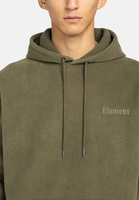 Felpa con cappuccio verde oliva in tessuto corduroy, con tasca a canguro, coulisse e logo ricamato "Element" in beige.