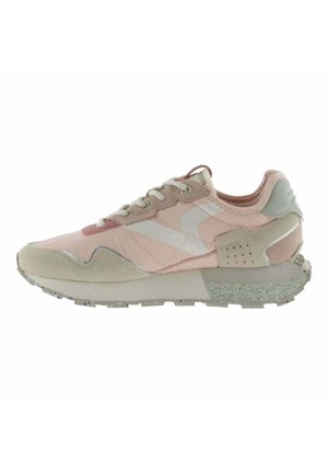 Sneaker sportive rosa chiaro realizzate con un mix di materiali, tra cui suede e mesh, con una suola grigia testurizzata e distintivi accenti laterali.