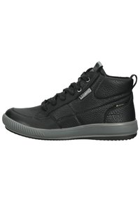 Zapatos negros de media caña hechos de cuero texturizado con suelas de goma grises, con cordones redondos y un sutil detalle de logotipo.