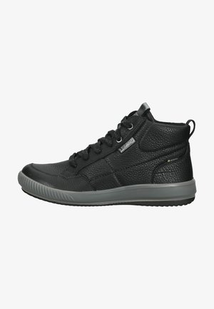 Zapatos negros de media caña hechos de cuero texturizado con suelas de goma grises, con cordones redondos y un sutil detalle de logotipo.