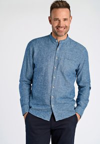 Camicia in chambray blu con design senza colletto, bottoni frontali, maniche lunghe, taschino singolo sul petto e finitura testurizzata.