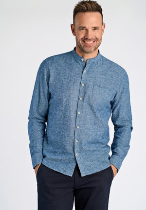 Blaues Chambray-Hemd mit kragenlosem Design, Frontknöpfen, langen Ärmeln, einer einzelnen Tasche auf der Brust und einer strukturierten Oberfläche.
