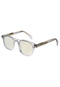 Gafas de sol de plástico transparente con montura cuadrada, lentes marrones claros y detalles metálicos a lo largo de las patillas; presenta un diseño texturizado en los brazos.