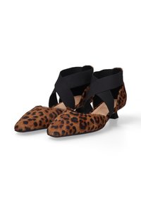 Laaggehakte dames schoenen met een luipaardprint van fauxbont, brede zwarte elastische kruisbands, een spitse neus en een kleine hak.
