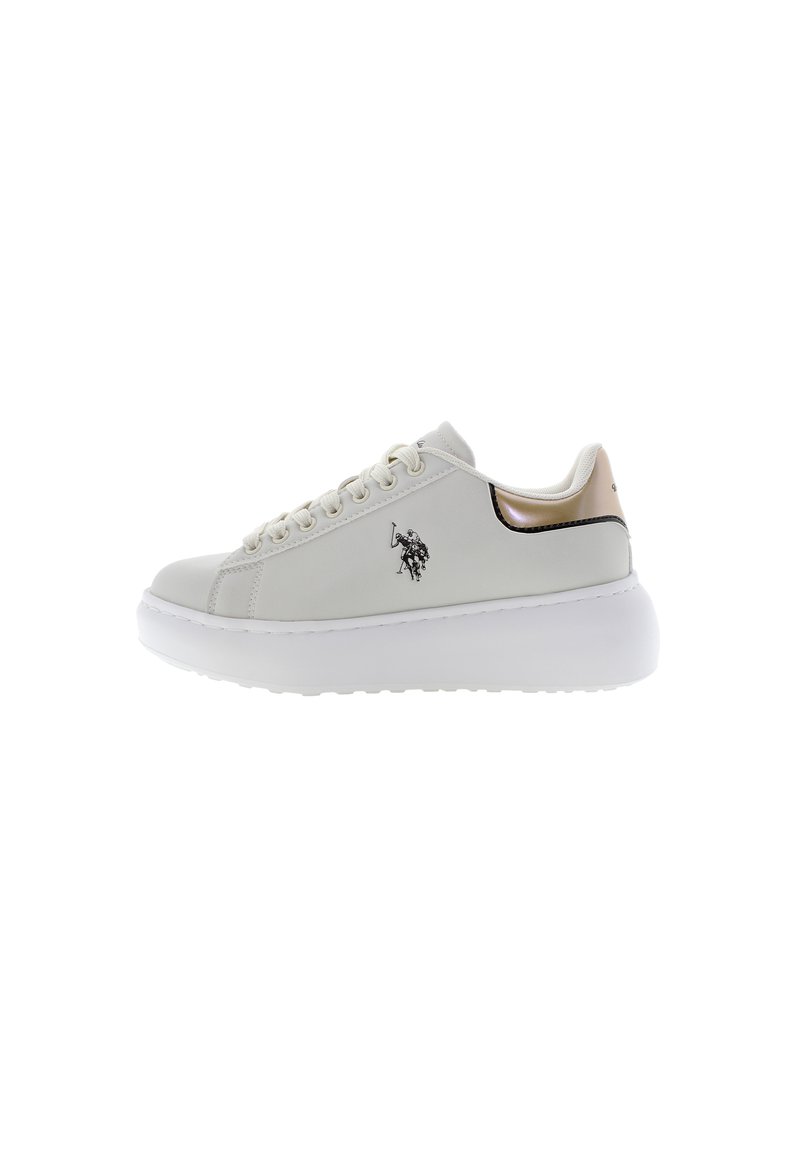 Baskets synthétiques blanches avec une semelle plateforme, présentant un logo noir brodé et un accent métallisé doré sur le talon.