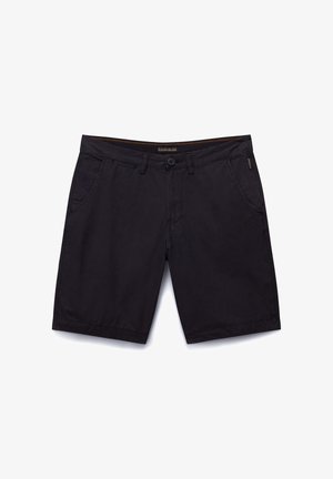 Crne muške kratke hlače do koljena s kopčanjem na dugme, omčama za remen i prednjim džepovima, položene ravno na bijeloj pozadini.