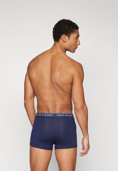 Navyblaue Baumwollboxershorts mit elastischem Bund, der mit dem Text "POLO RALPH LAUREN" versehen ist. Glatte Textur und figurbetonter Schnitt.