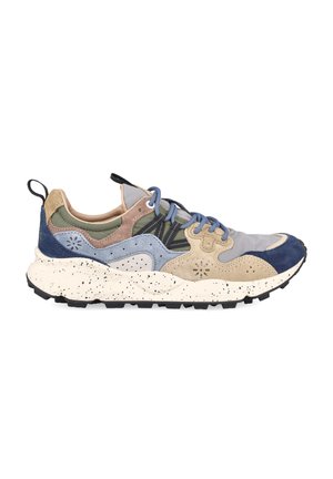Freizeitsneaker mit mehrfarbigen Wildleder- und Stoffpaneelen, blauen Schnürsenkeln, weißer, dicker, gesprenkelter Sohle und schwarzen Zuglaschen an Ferse und Zunge.