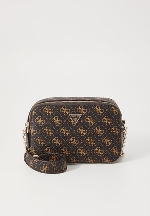 Sac bandoulière Guess marron foncé avec motif logo doré partout et détail de chaîne dorée sur fond uni.