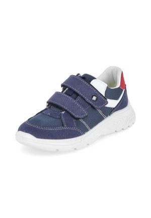 Dziecięce tenisówki w kolorze granatowym i białym z dwoma paskami na rzep, czerwonym detalem na pięcie i grubą białą podeszwą, pochylone w lewo.