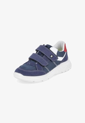 Dziecięce tenisówki w kolorze granatowym i białym z dwoma paskami na rzep, czerwonym detalem na pięcie i grubą białą podeszwą, pochylone w lewo.