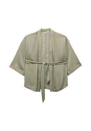 Giacca in stile kimono di un verde oliva chiaro, con maniche ampie, vita cintata e una texture di tessuto liscia e morbida. Senza chiusure né decorazioni.
