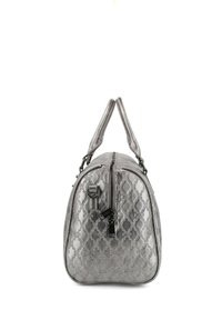Borsa argentata con un motivo trapuntato, forma arrotondata, doppi manici e chiusura con zip superiore. Realizzata in materiale sintetico con una finitura lucida.