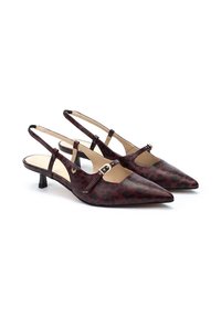Zapatos slingback de punta afilada en estampado de leopardo rojo y negro. Con tacón delgado y correa ajustable con detalle de hebilla dorada.