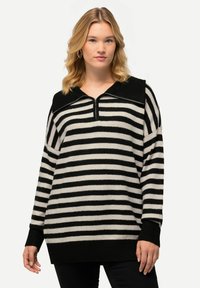 Gestreifter Pullover in Schwarz und Creme mit Zipper-Kragen, weicher Textur, langen Ärmeln und geripptem Saum, mit breiten horizontalen Streifen.