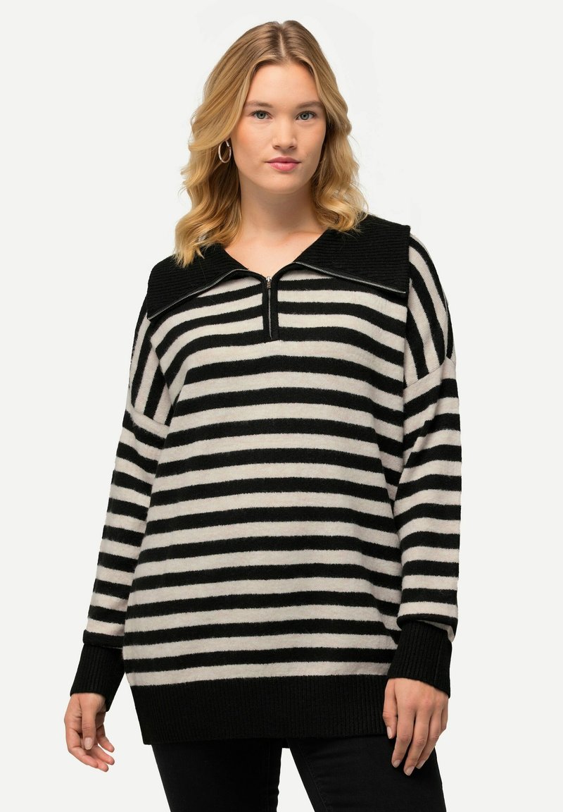 Gestreifter Pullover in Schwarz und Creme mit Zipper-Kragen, weicher Textur, langen Ärmeln und geripptem Saum, mit breiten horizontalen Streifen.