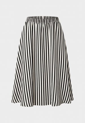 Μαύρη και λευκή φούστα Α γραμμής με κάθετες ρίγες και ελαστική μέση, μήκος έως το γόνατο, με φουσκωτή σιλουέτα, προβεβλημένη σε απλό φόντο.