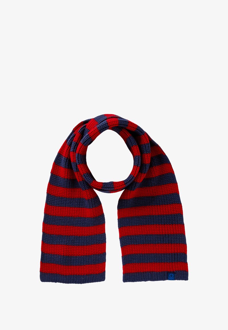 Pletený šál s horizontálními červenými a tmavě modrými pruhy. Měkká textura, obdélníkový tvar, smyčkovaný pro Elegantní Draping, obsahuje malé modré logo.