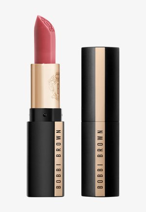 Matt rosa rosa Bobbi Brown läppstift med guld- och svart förpackning, visad öppen och stängd mot en vit bakgrund.